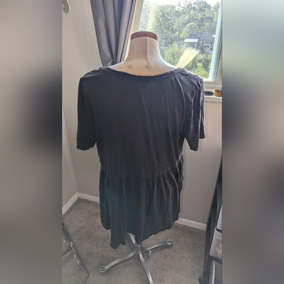 Terra & Skye charcoal gray V Neck flowy Tee in women's size 0X (14W) - Picture 2 of 3